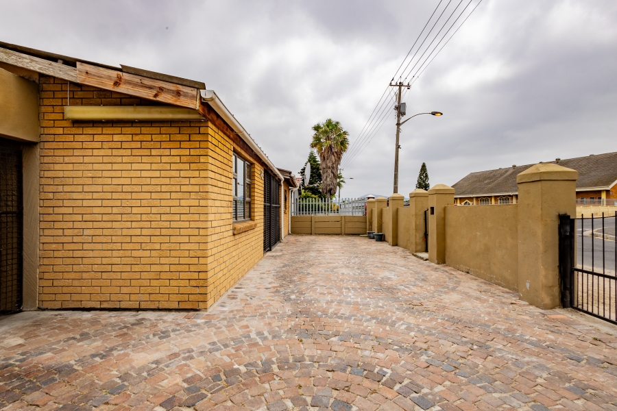 3 Bedroom Property for Sale in Uitsig Western Cape